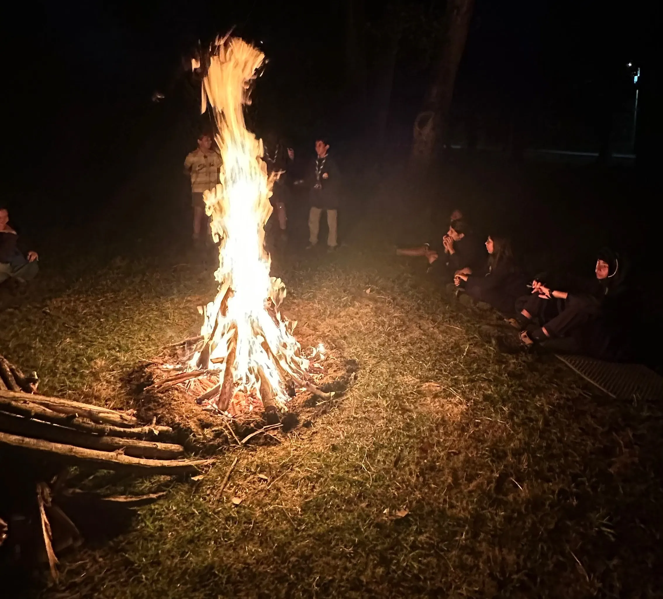 Escuteiros do agrupamento reunidos à noite no acampamento